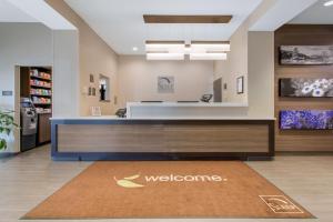 - un tapis de bienvenue dans le hall d'un magasin dans l'établissement Sleep Inn & Suites Monroe - Woodbury, à Monroe