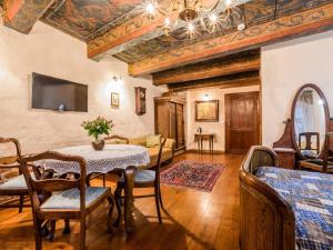 Telewizja i/lub zestaw kina domowego w obiekcie Apartamenty Molus na Rynku Staromiejskim