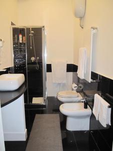 A bathroom at I DIOSCURI