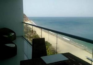 Habitación con balcón con vistas a la playa. en Apartamento Vacacional En Santa Marta Colombia frente a la Playa, en Santa Marta