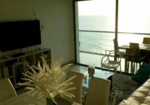 TV/trung tâm giải trí tại Apartamento Vacacional En Santa Marta Colombia frente a la Playa