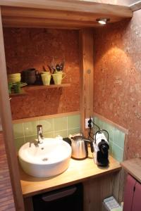 baño con lavabo y algunas ollas y sartenes en Une suite à la campagne, en Le Chambon-sur-Lignon