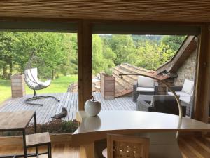 vistas a un patio con mesa y sillas en Une suite à la campagne, en Le Chambon-sur-Lignon