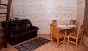 Missoにあるキマラセ ミツアマジャのリビングルーム(革張りのソファ、テーブル、椅子付)