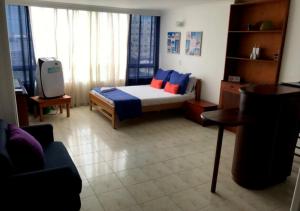 a bedroom with a bed with blue and red pillows at Apartamento para parejas frente a la playa San Andres in San Andrés