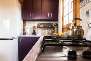 y cocina con fogones y hervidor de agua. en Cabaña de campo, en Agost