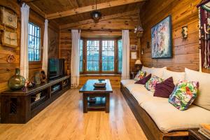 Una sala de estar con un sofá y un televisor. en Cabaña de campo, en Agost