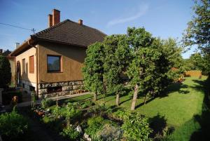 una casa con un patio con árboles y una casa en Privat Henry, en Liptovský Mikuláš