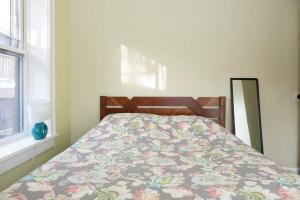 A bed or beds in a room at The Greenleaf House