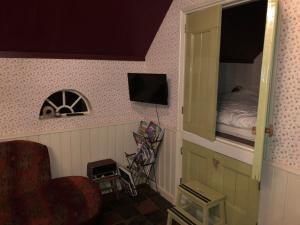 a small room with a bed and a chair at landgoed Groot Boerle in Wijhe
