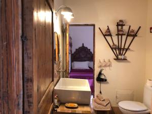 un bagno con lavandino, water e specchio di Riad Le Coq Berbère a Marrakech