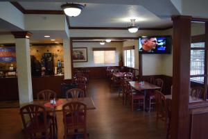 Un restaurant u otro lugar para comer en Baymont by Wyndham Yakima Riverfront