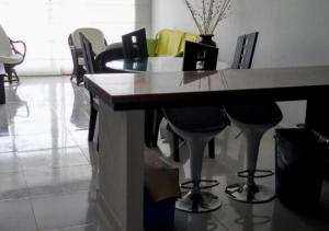 - Sala de estar con mesa y sillas en Apartamento Familiar con Vista al Mar en San Andres, en San Andrés