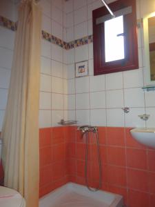 łazienka z prysznicem, toaletą i umywalką w obiekcie Lirio Guest House w mieście Makrakómi +37 zdjęć