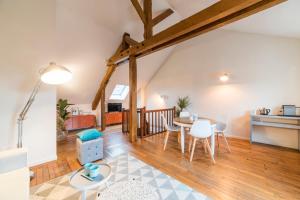 a living room with a table and chairs and a kitchen at Newcenter Duplex in Auxerre