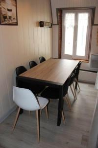 una sala de conferencias con una mesa y sillas de madera en "Le 5" RÉSIDENCE BROUSSE, en Le Mont-Dore 19 fotos más