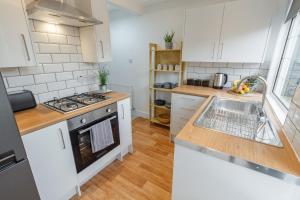 Virtuvė arba virtuvėlė apgyvendinimo įstaigoje Sapphire Home Stay