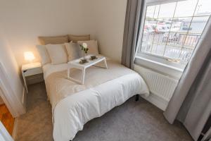 niewielka sypialnia z łóżkiem i oknem w obiekcie Sapphire Home Stay w Liverpoolu