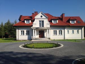 una gran casa blanca con techo rojo en Villa Diana en Rozalin