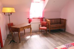 a small room with a table and chairs and a window at Chambres d'hôtes de la Fontaine in Beauchery