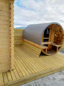 una terraza de madera con sauna en la parte superior. en Kornhóll, en Hvolsvöllur