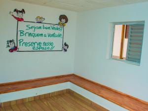 a corner of a room with a sign on the wall at Villa do Éden in Lindóia