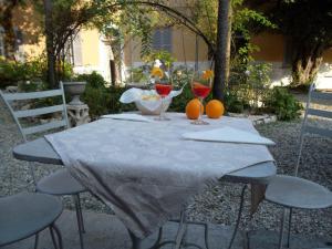uma mesa com dois copos de vinho e laranjas em Vesna Loft in Luino em Luino