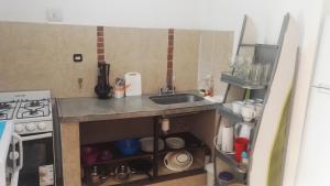 una piccola cucina con lavandino e piano cottura di Parador Balcarce a Salta