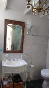 y baño con lavabo, espejo y aseo. en Tu Lugar en Buenos Aires en Buenos Aires