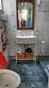 a bathroom with a sink and a mirror at Tu Lugar en Buenos Aires in Buenos Aires