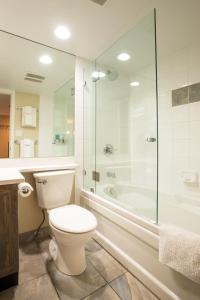 uma casa de banho com um WC e uma cabina de duche em vidro. em R & R Retreat Luxury Condo em Whistler