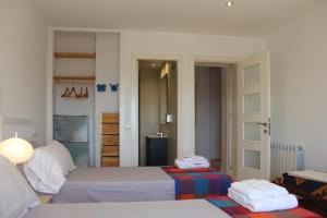HitaにあるCasa Rural La Olmaのベッドルーム1室(ベッド2台付)、