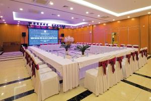 a large banquet hall with a long table and chairs at Hùng Mạnh Plaza Hotel in Hương Tân Lạc