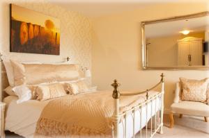 1 dormitorio con cama, espejo y silla en Norfolk Arms Hotel, Ringinglow, en Sheffield