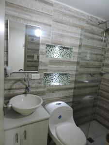 uma casa de banho com um WC, um lavatório e um chuveiro em Apartahotel Dorado Rodadero em Santa Marta
