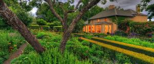una casa con un giardino davanti di Old WesleyDale Heritage Accommodation a Mole Creek