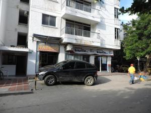 um carro preto estacionado em frente a um edifício em Apartahotel Dorado Rodadero em Santa Marta