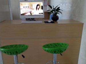 TV a/nebo společenská místnost v ubytování GreenTree Alliance Ningxia Hui Autonomous Region Yinchuan South Bus Station Hotel