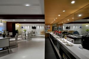 two images of a restaurant with a counter and a dining room at Jinjiang Inn Chengdu Dianzi Road in Tianhuizhen