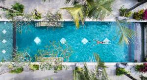 an overhead view of a swimming pool with plants at Dwaraka The Royal Villas in Ubud