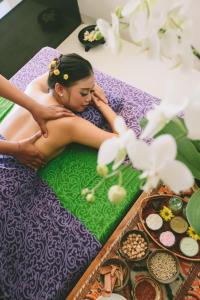 チャングーにあるThe Kirana Canggu Hotelの湯船に腰掛けてケーキを巻く女 +29枚の写真