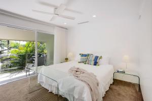 A bed or beds in a room at Cosy at Le Court Noosa