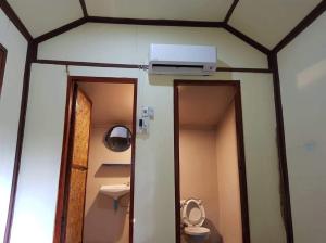 Koupelna v ubytování Pasanchai Bungalow + 74 fotografií