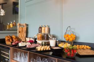 エクス・アン・プロヴァンスにあるBest Western Hotel le Galice Aix-en-Provenceのさまざまな種類の食べ物が並んだテーブル +62枚の写真