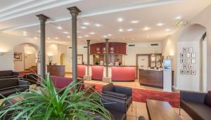 a lobby with couches and a bar at Best Western Premier Hotel Villa Stokkum in Hanau am Main