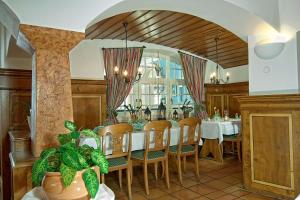 Hotel Bayerischer Hof Miesbach, BW Premier Collection في ميسباخ: غرفة طعام مع طاولة وكراسي