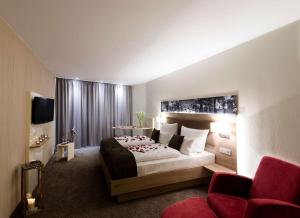 A bed or beds in a room at Best Western Plus Parkhotel Velbert
