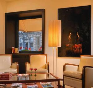 a living room with a table and chairs at Best Western Hotel Metropoli in Genoa