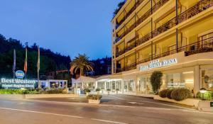 una calle frente a un hotel por la noche en Best Western Regina Elena en Santa Margherita Ligure