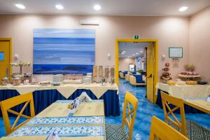 卡塔尼亞的住宿－貝斯特韋斯特地中海酒店，一间会议室,配有两张桌子和椅子